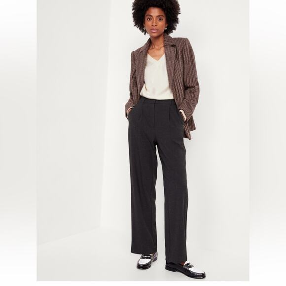 Old Navy Creme SoSoft Loose V Neck
Sweater - Picture 4 of 15